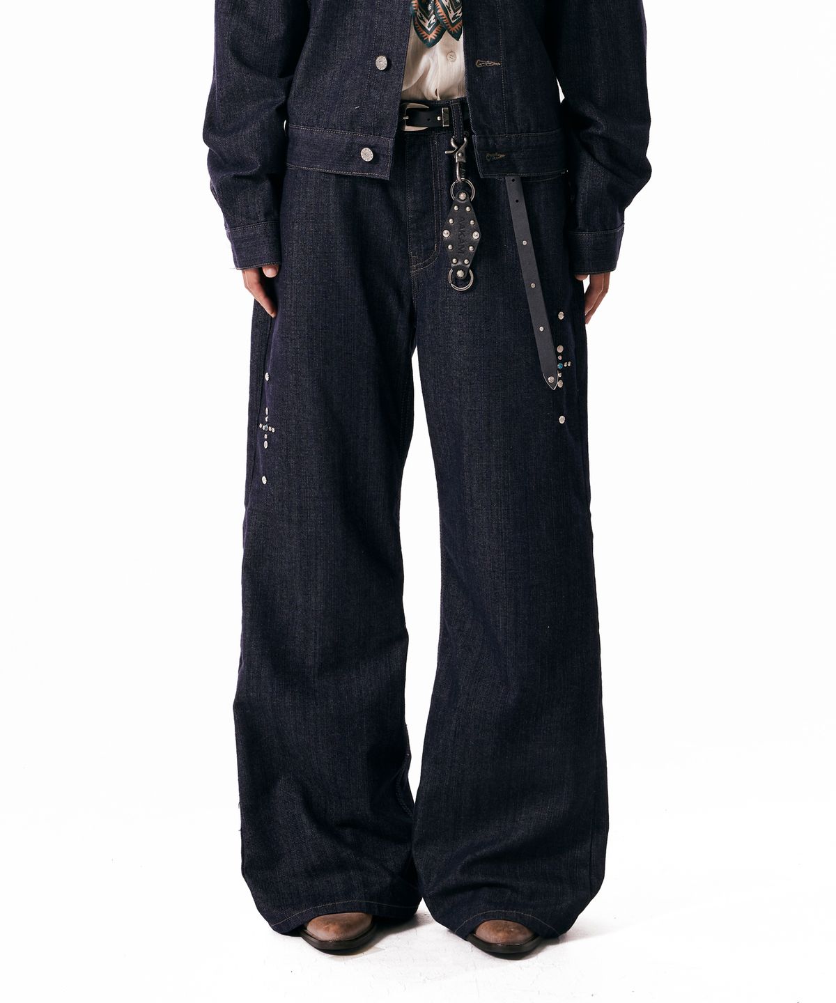 아캄(AAKAM) Western Studded Denim Pants (Dark Blue)
