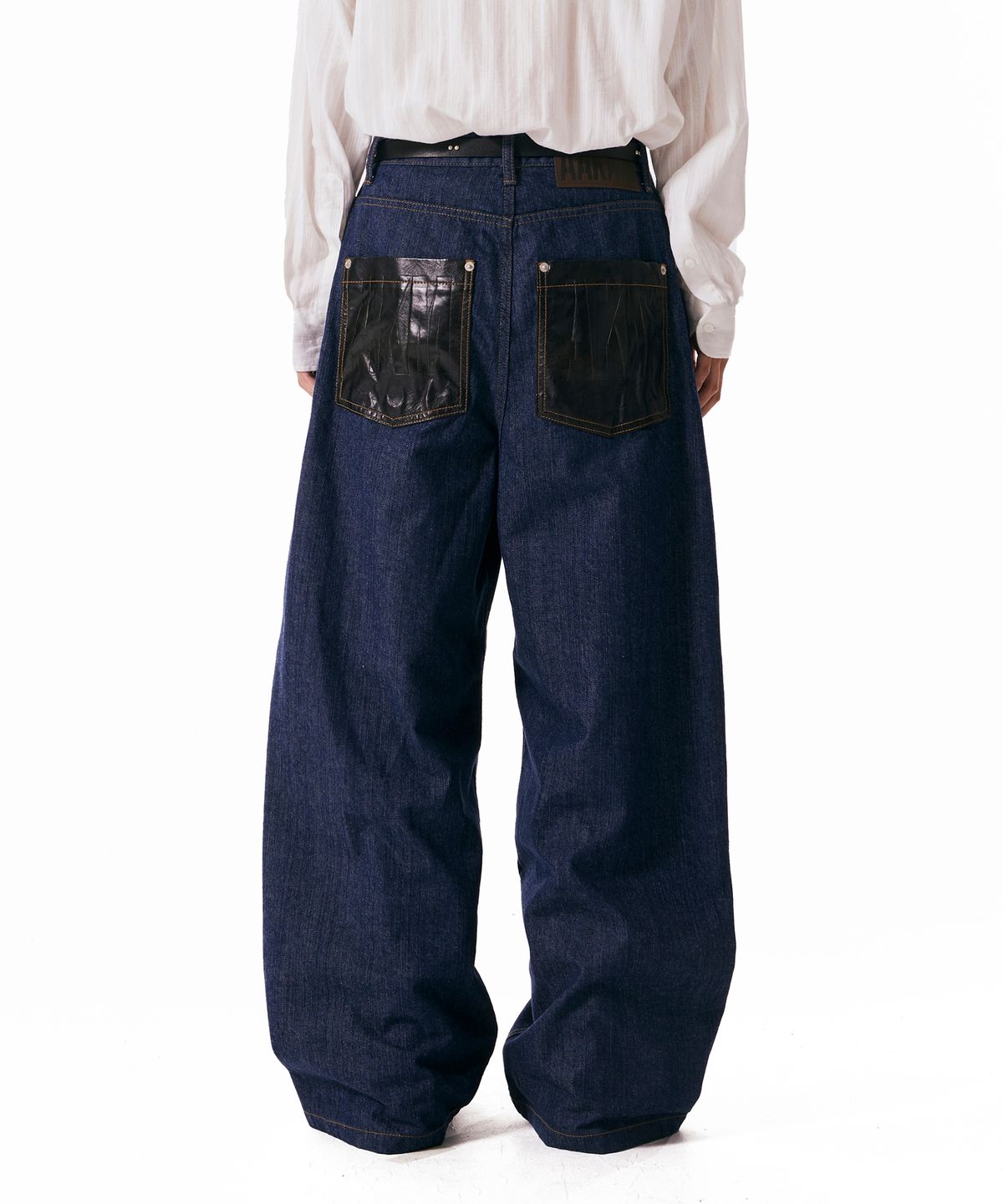 아캄(AAKAM) Leather Patch Denim Pants (Blue)