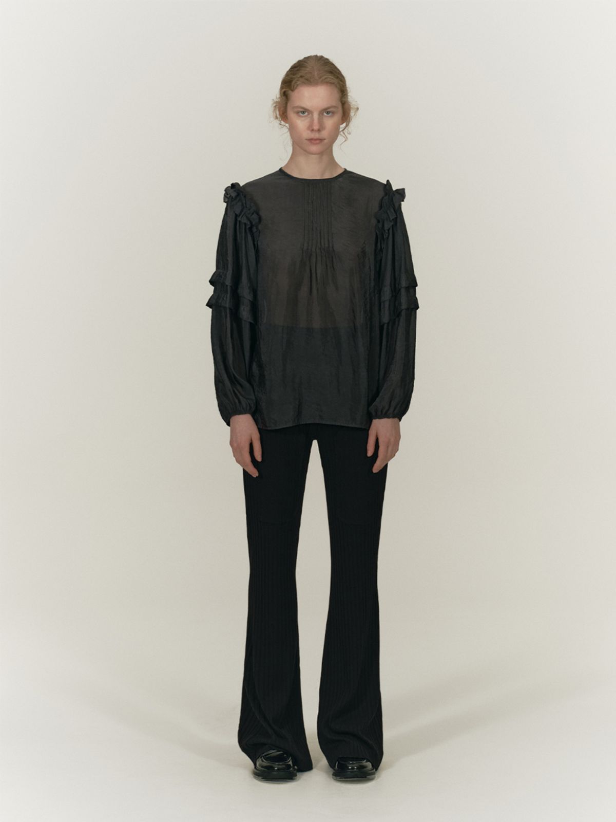 솔티페블(SALTY PEBBLE) SHEER RUFFLE BLOUSE [BLACK]