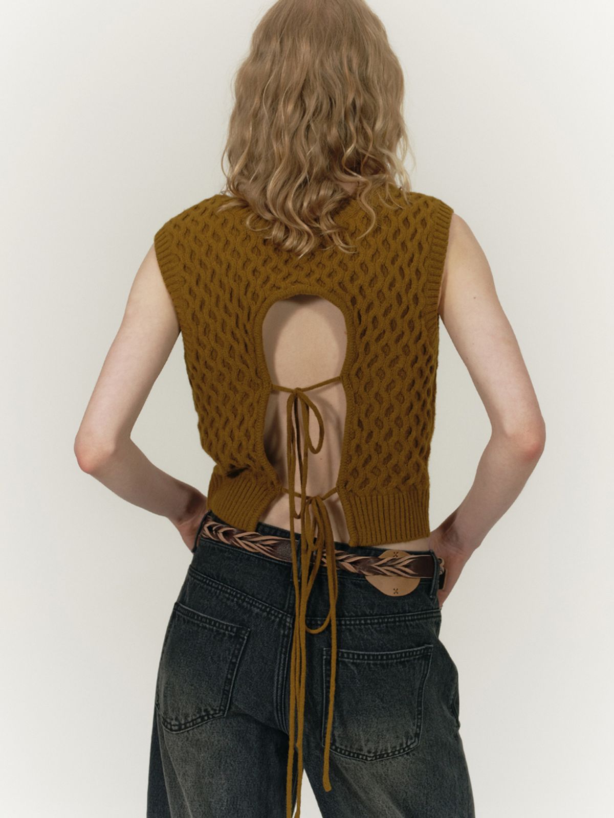 솔티페블(SALTY PEBBLE) WAFFLE BACK SLIT KNIT VEST [BROWN]