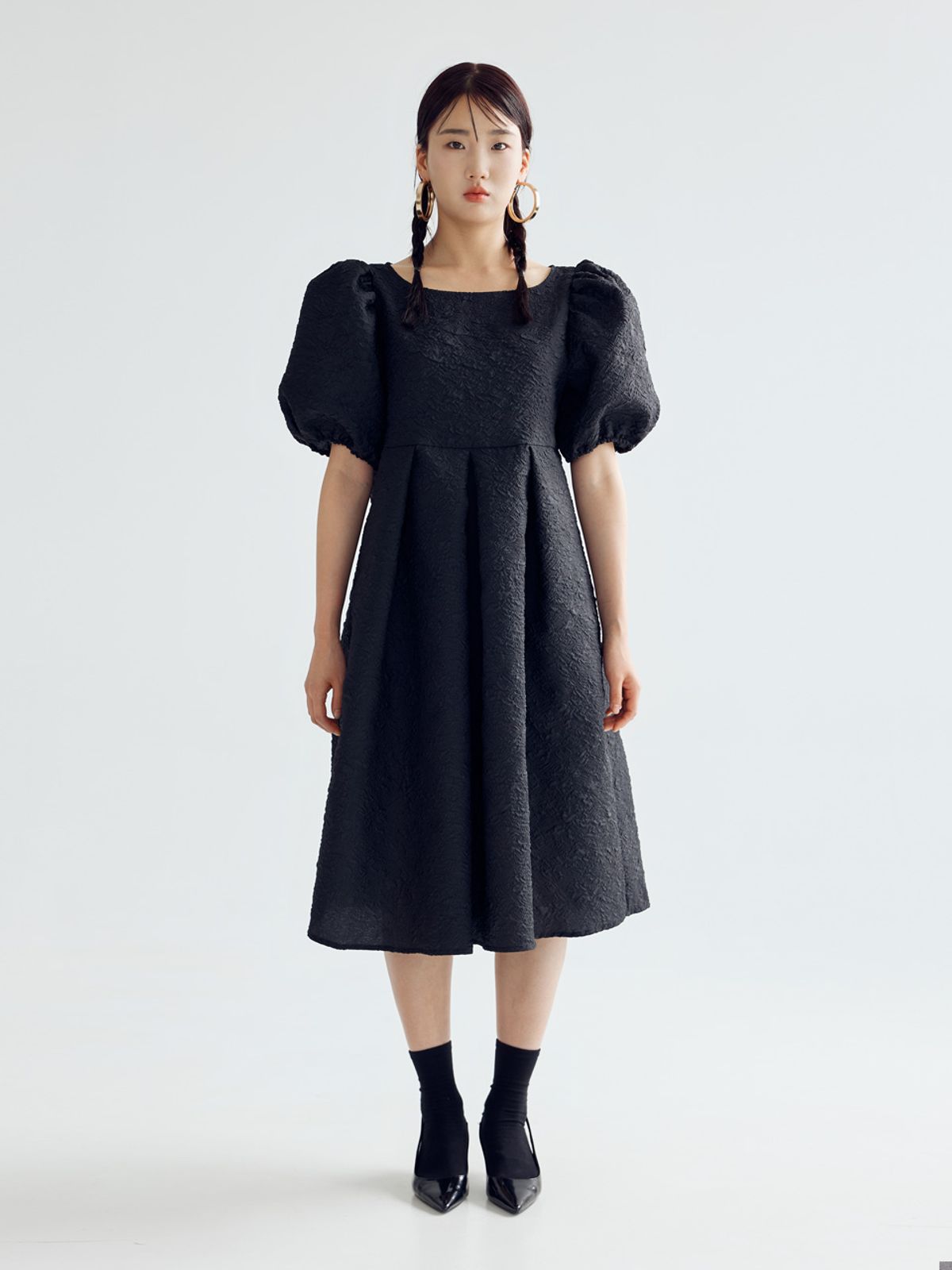 봄날 부티크(BOMNAL BOUTIQUE) 아이리스 볼륨 퍼프 미디 드레스 _ 블랙