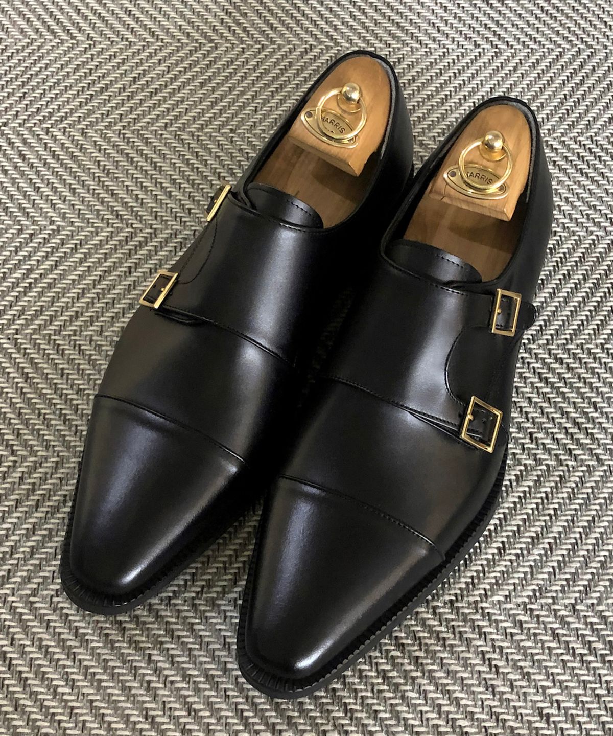조앤슈(JOENSHOE) 르누아르 슬림 골브버클 더블 몽크스트랩 블랙