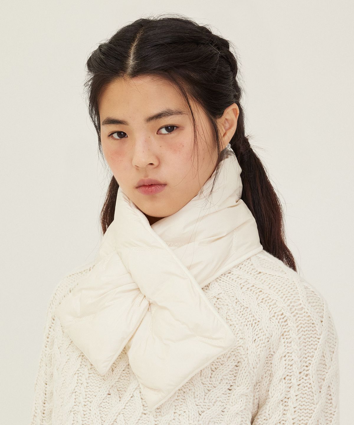 커버낫 우먼(COVERNAT WOMAN) 우먼 로고 자수 패디드 머플러 Ivory