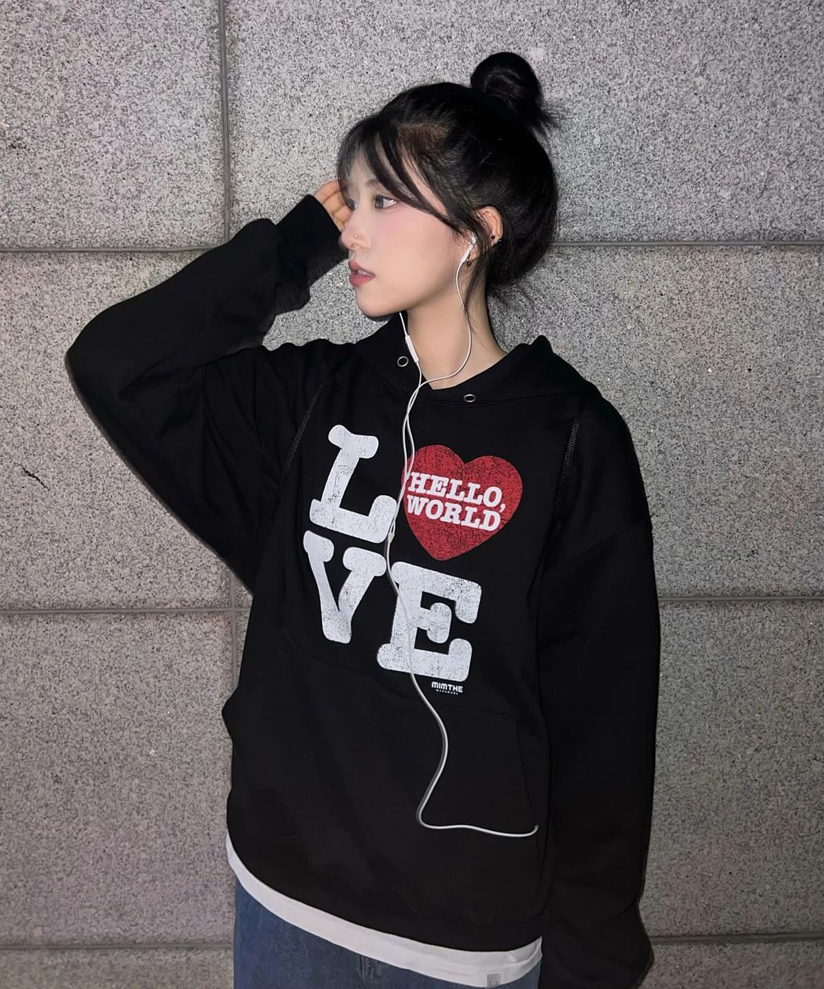밈더워드로브(MIMTHEWARDROBE) 헬로 월드 LOVE 후드티_블랙