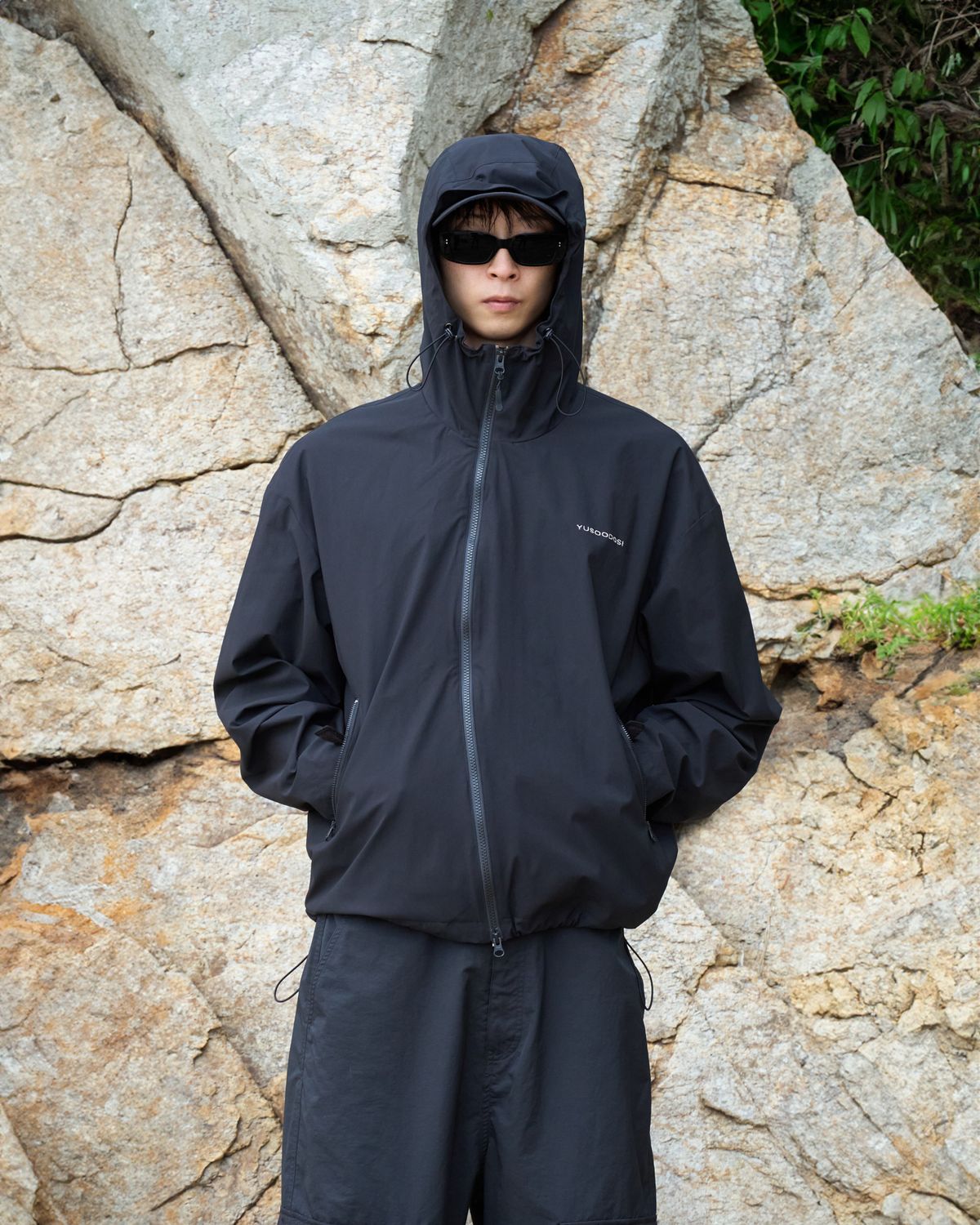 유수도시(YUSOODOSI) Curved zipper logo Wind breaker