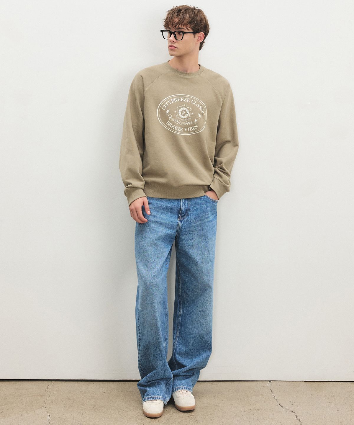 시티브리즈(CITYBREEZE) 프레피 엠블럼 스웨트셔츠_LIGHT KHAKI