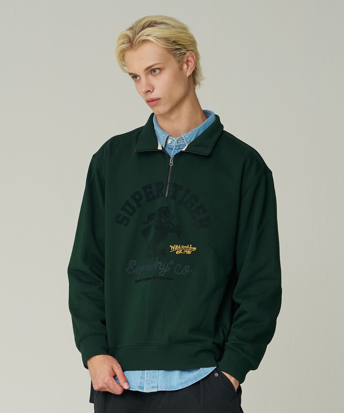 슈퍼드라이(SUPERDRY) 바시티 타이거 하프 집업 맨투맨 헌터