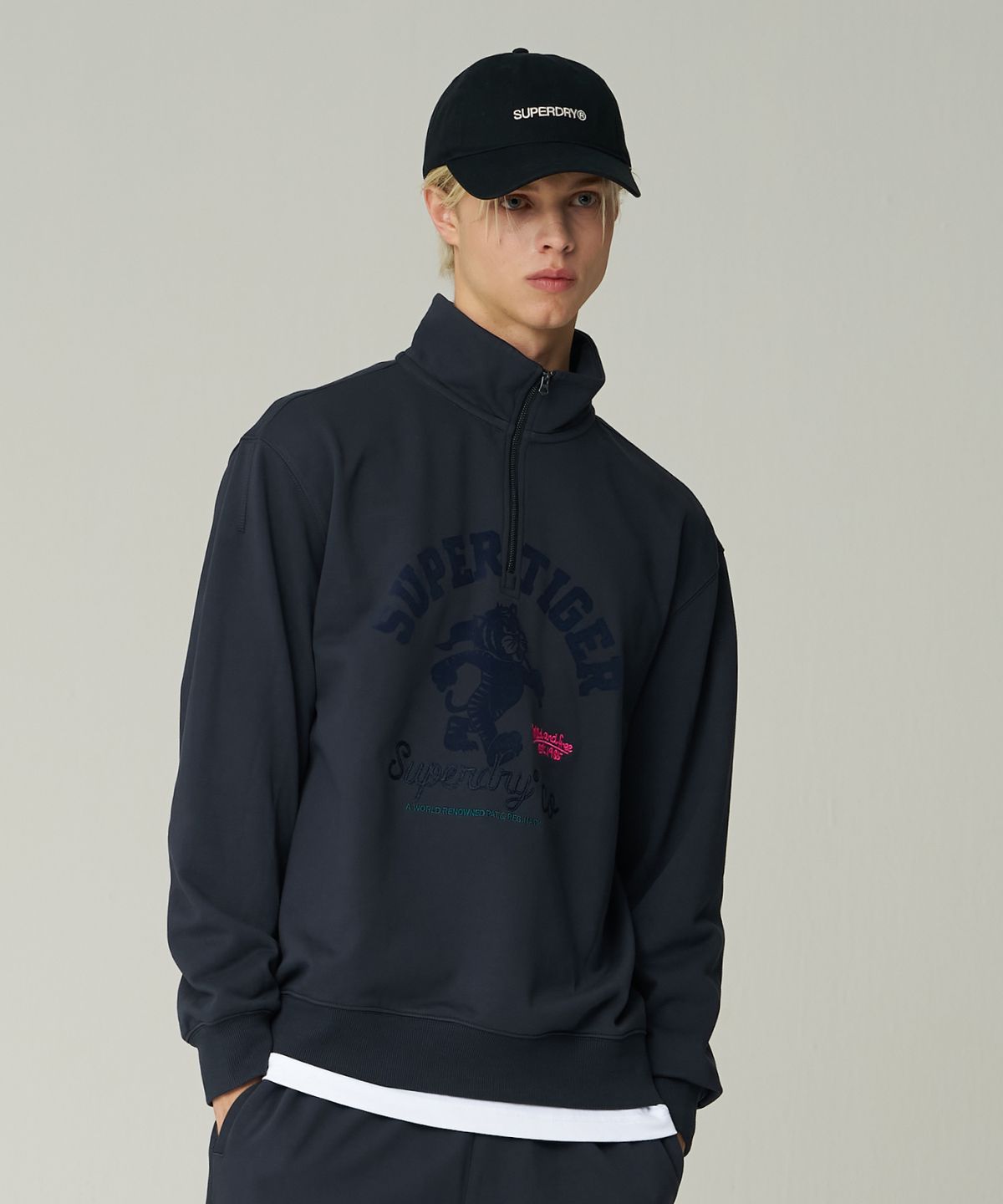 슈퍼드라이(SUPERDRY) 바시티 타이거 하프 집업 맨투맨 네이비