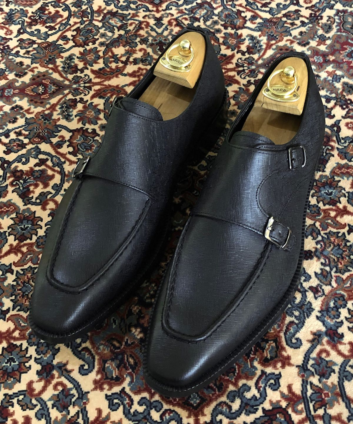 조앤슈(JOENSHOE) 해리스 사피아노 더블 몽크스트랩 블랙