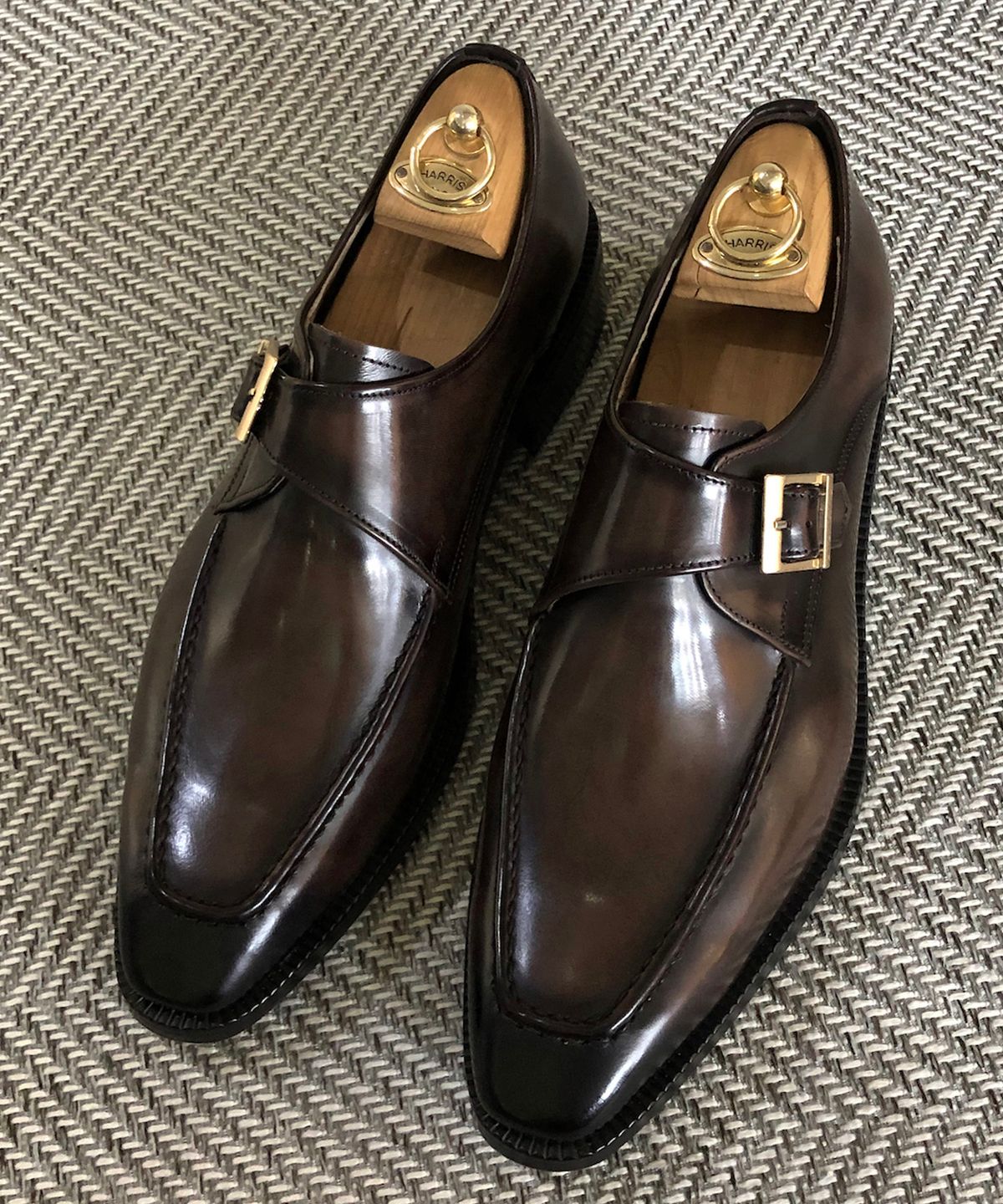 조앤슈(JOENSHOE) 놉 베이커 골드버클 원몽크 미들브라운