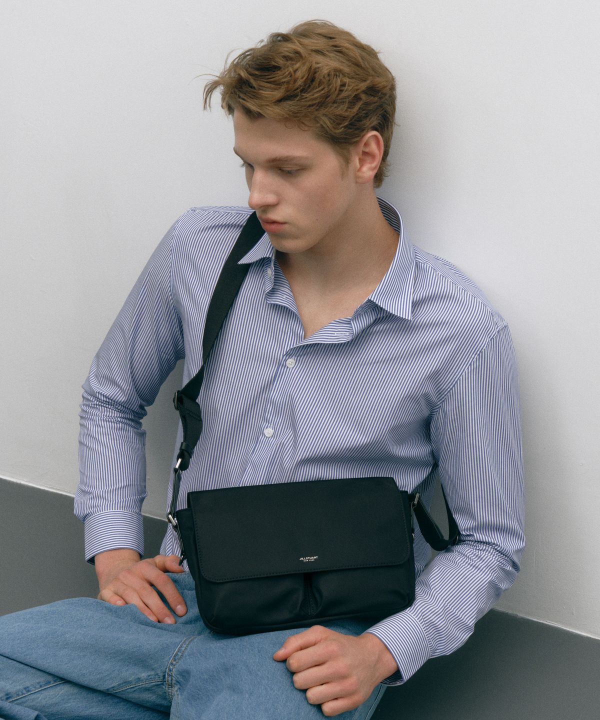질스튜어트 맨 액세서리(JILLSTUART MEN ACC) [ROGAN] 로건 블랙 나일론 플랩형 크로스