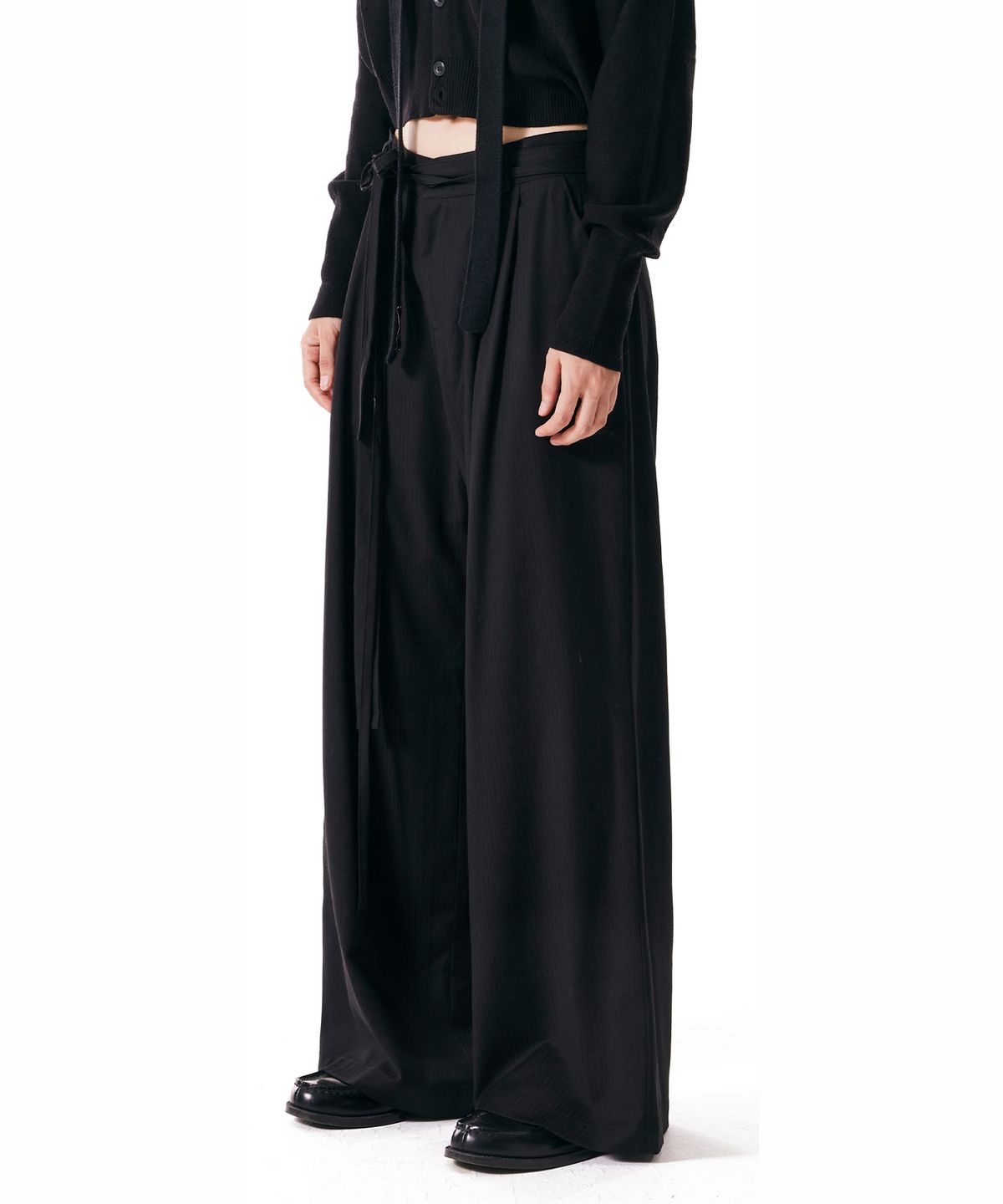 이우가마카라스(IUGAMAKARAS) Belted Striped Trousers (Black)