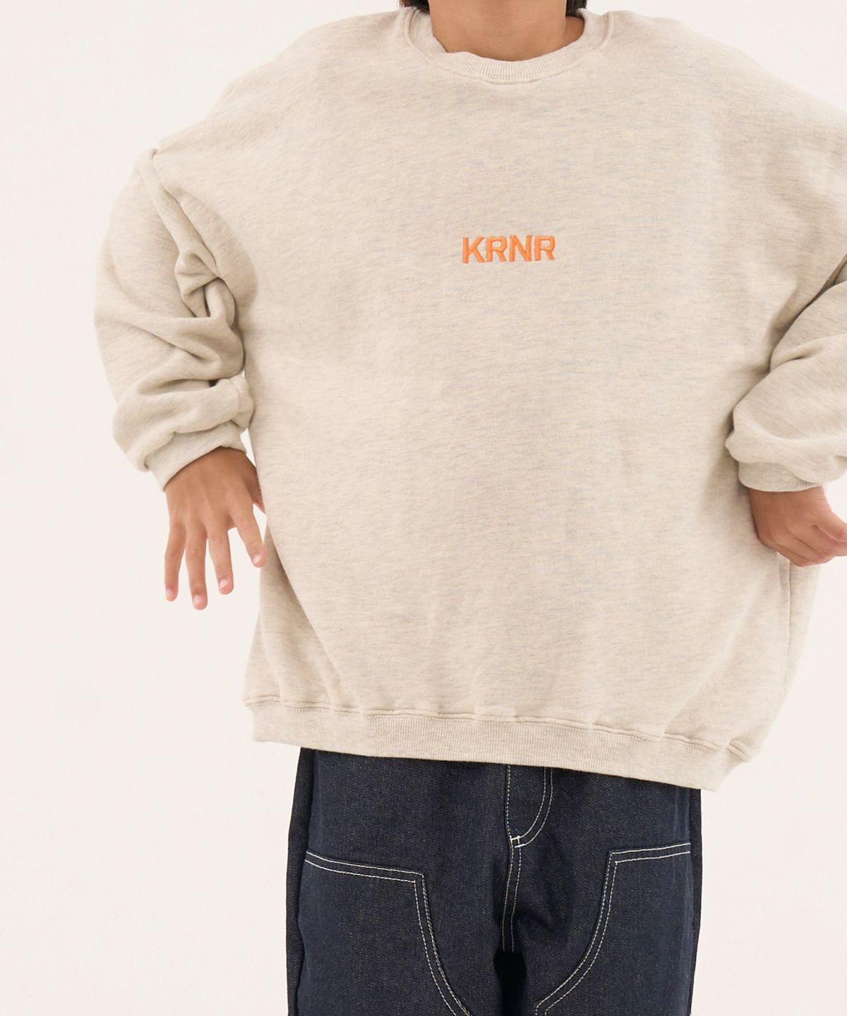 쿠르나르(KRNR) POP 오버사이즈 드랍 숄더 시그니처 스웻셔츠 오트밀
