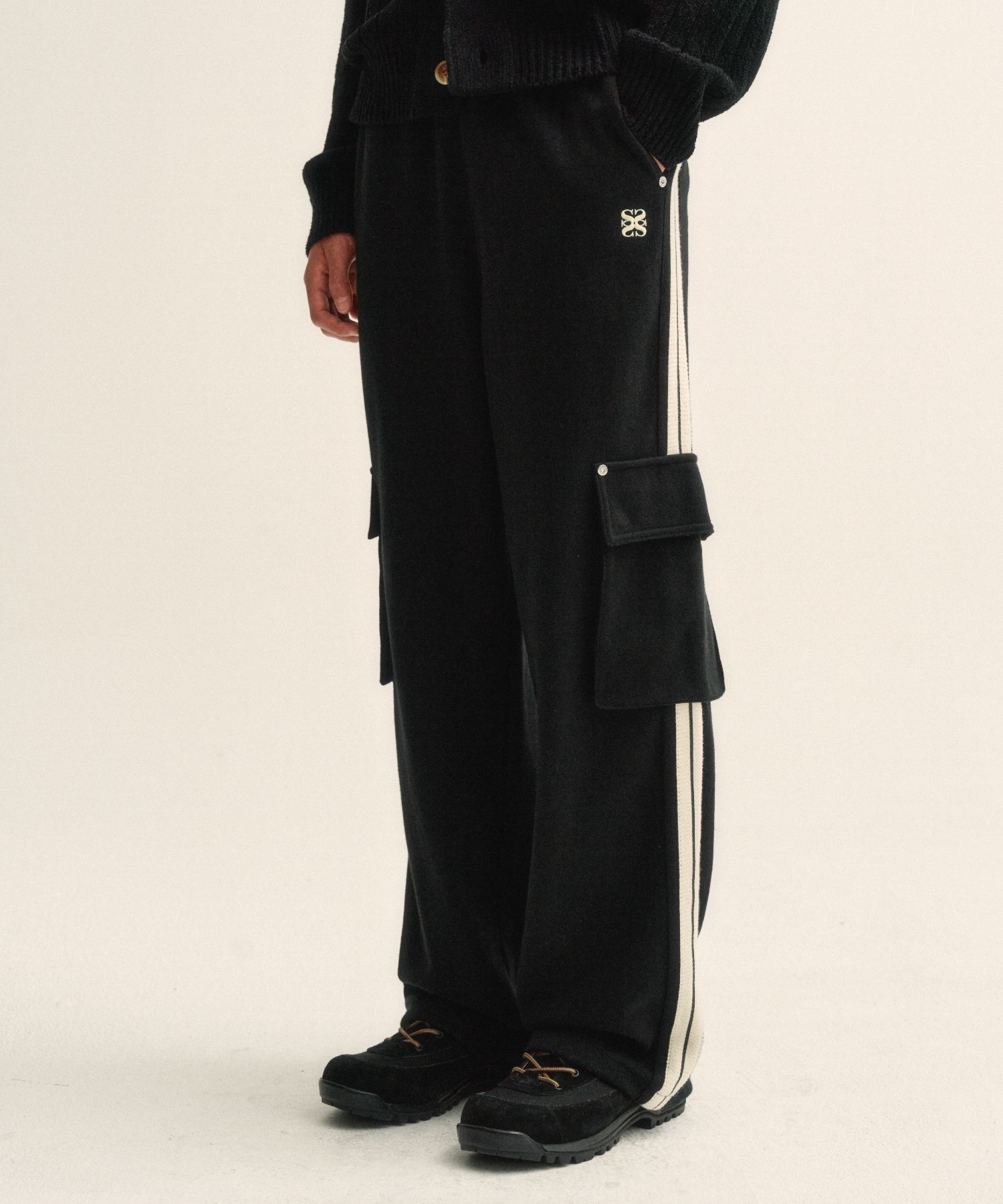 トラックパンツ・ジャージ SATUR Lawton Cargo Track Pants Caviar Black SA243MTP04BK SATUR Lawton Cargo Track Pants Caviar Black SA243MTP04BK
