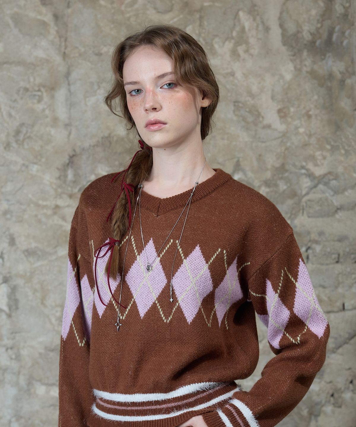 라티젠(LARTIGENT) L13 ARGYLE V-NECK KNIT(BROWN)