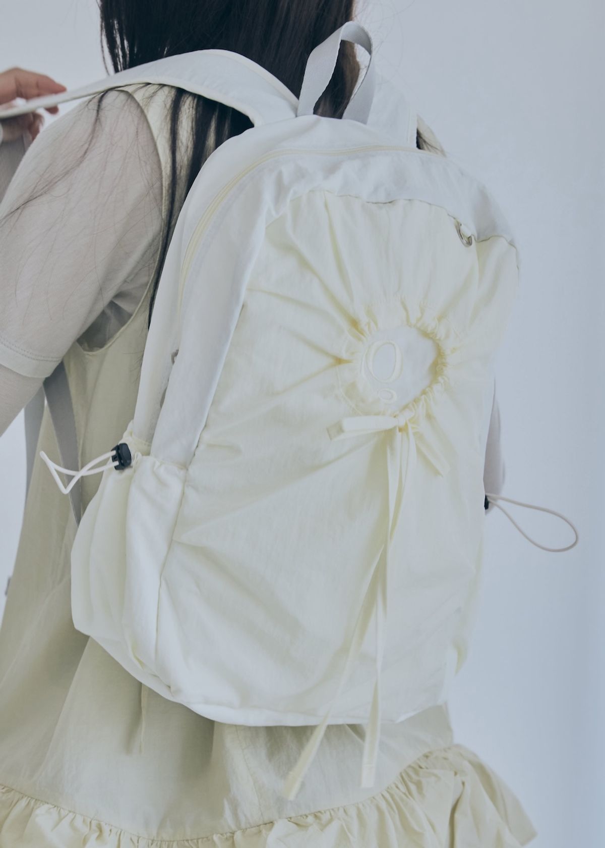 포이에(POIE) hole string PO backpack (light yellow)