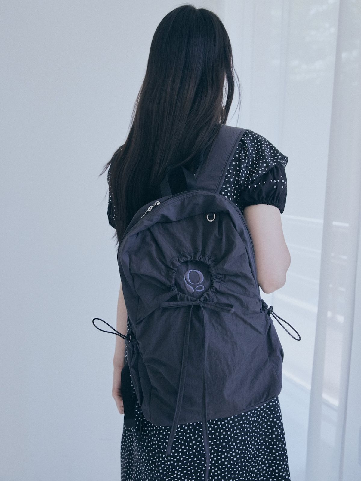 포이에(POIE) hole string PO backpack (black)