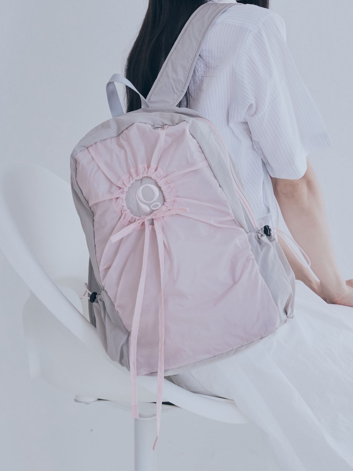 포이에(POIE) hole string PO backpack (pink gray)