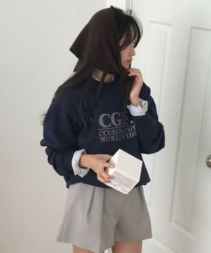 (우먼) 스퀘어 로고 맨투맨_다크네이비