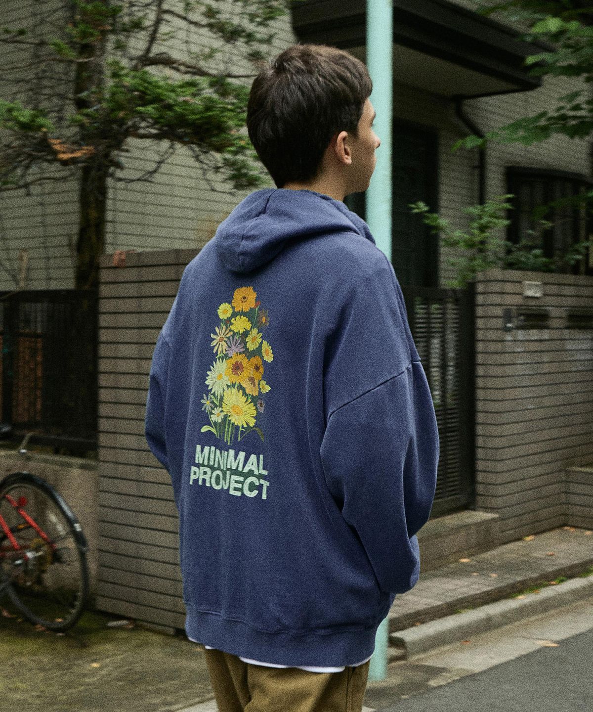 미니멀프로젝트(MINIMALPROJECT) 플라워 프린팅 피그먼트 후드티 MHT124 [NAVY]