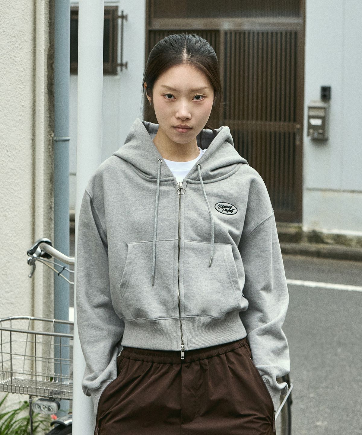미니멀프로젝트(MINIMALPROJECT) 엠보더리 로고 크롭 후드집업 MZT114 [GRAY]