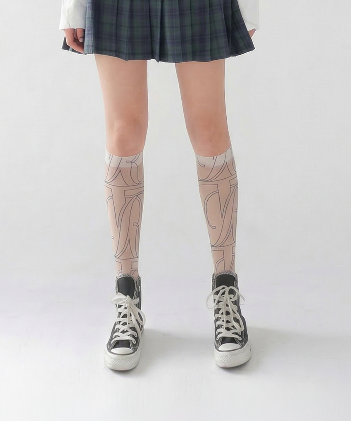 로맨틱타이거(ROMANTIC TIGER) monogram B&W knee stockings (macro)