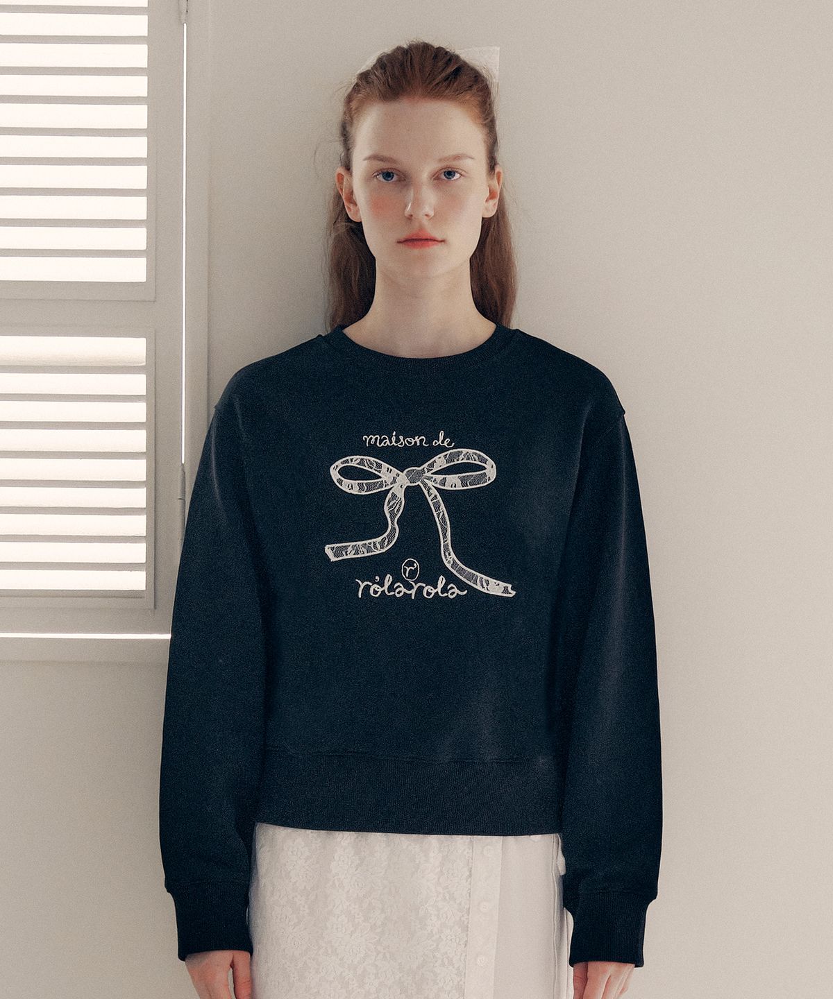 로라로라(ROLAROLA) LACE RIBBON SWEATSHIRT BLACK