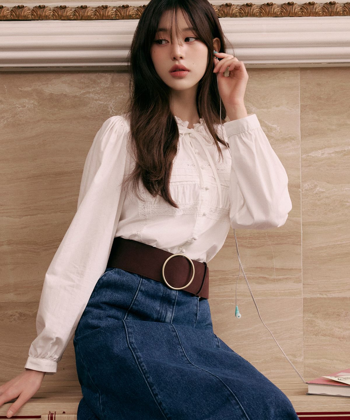 로라로라(ROLAROLA) HIGH NECK FRILL BLOUSE WHITE