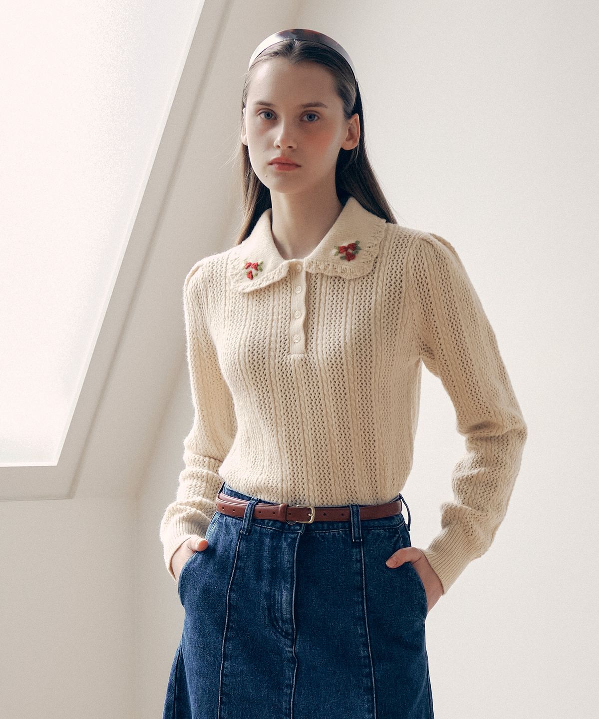 로라로라(ROLAROLA) COLLAR FLOWER EMBROIDERY KNIT BEIGE