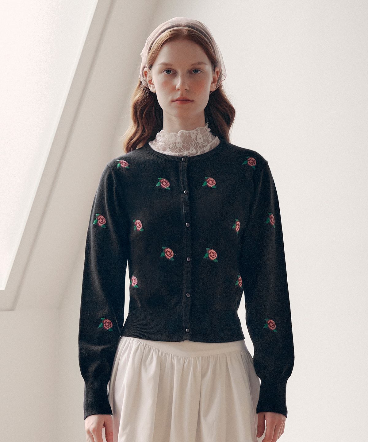 로라로라(ROLAROLA) VINTAGE ROSE CARDIGAN BLACK