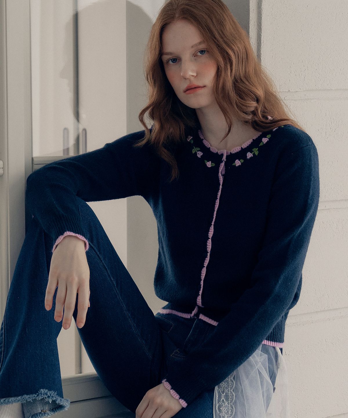 로라로라(ROLAROLA) HAND ROSE EMBROIDERY CARDIGAN NAVY
