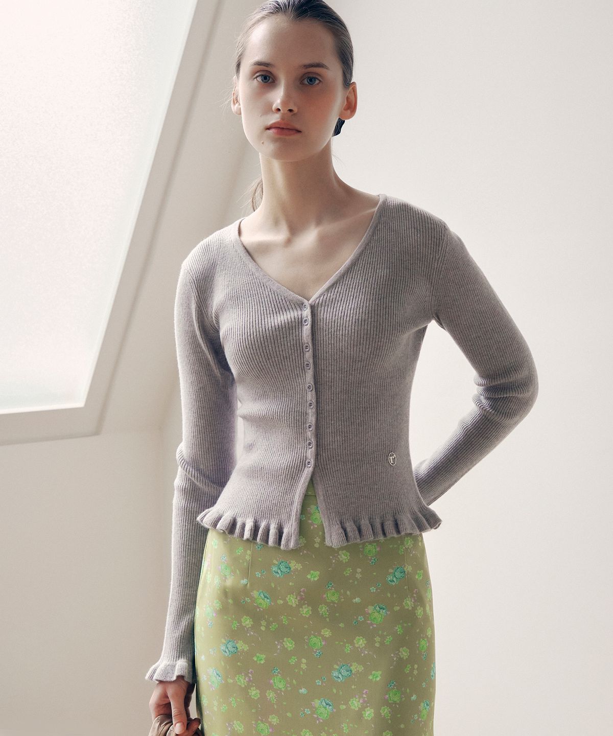로라로라(ROLAROLA) V NECK RUFFLE CARDIGAN GRAY