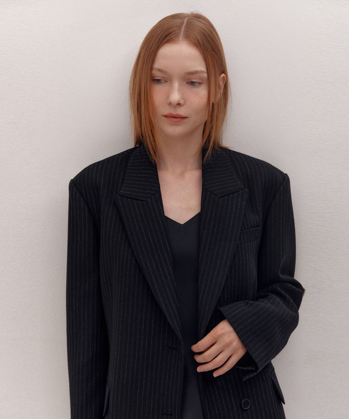 아바몰리(AVA MOLLI) STRIPE PEAKED LAPEL JK (BLACK)