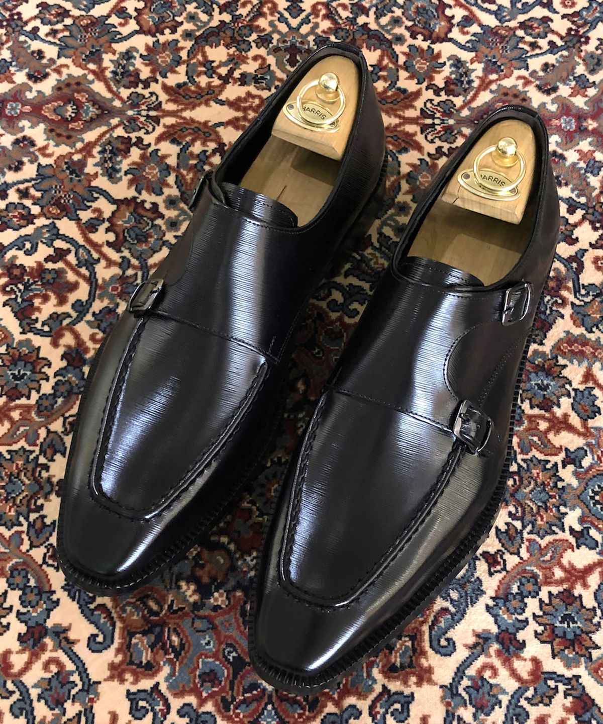 조앤슈(JOENSHOE) 해리스 빗살 더블 몽크스트랩 블랙
