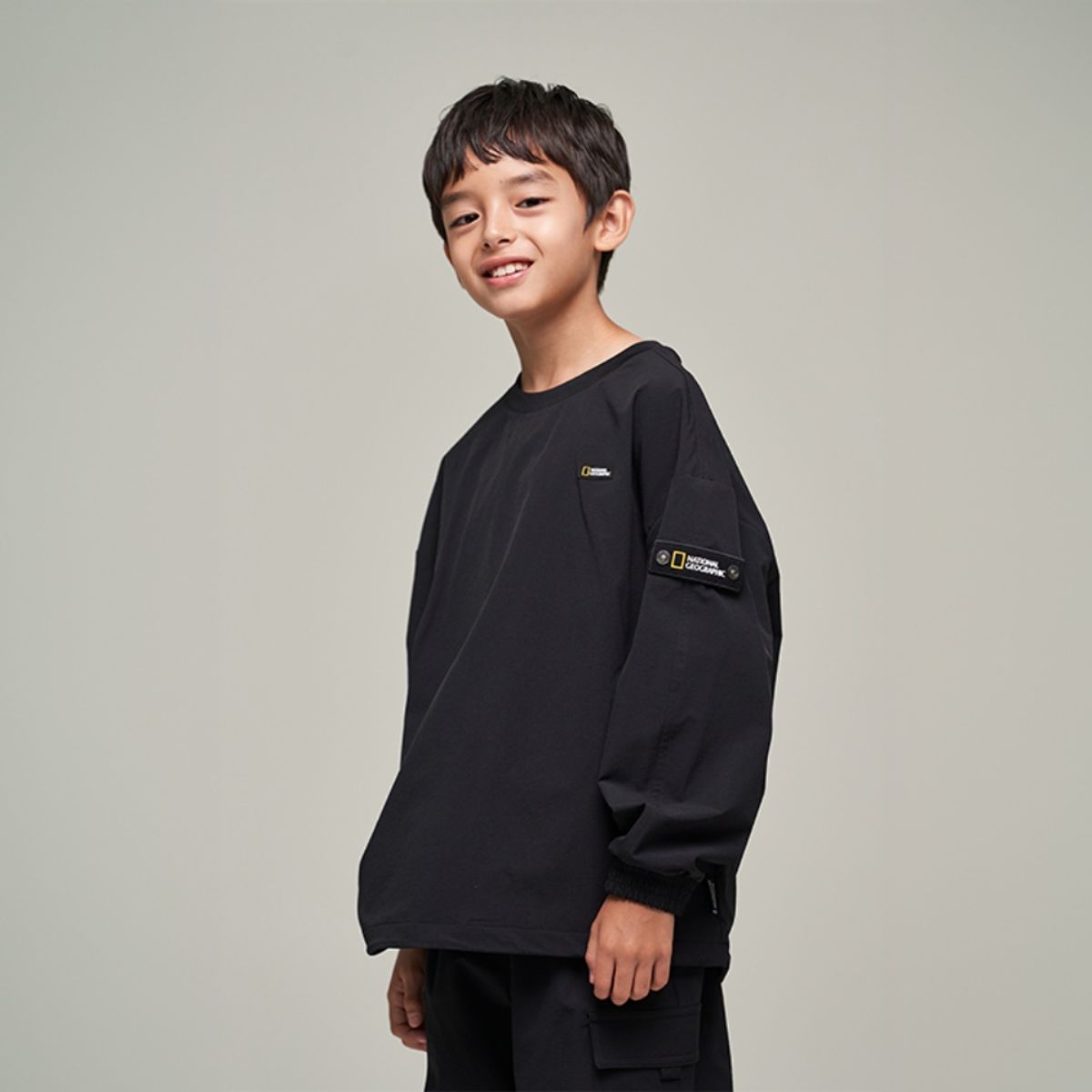 내셔널지오그래픽 키즈(NATIONAL GEOGRAPHIC KIDS) K243USW940 판테라 우븐 맨투맨 CARBONBLACK
