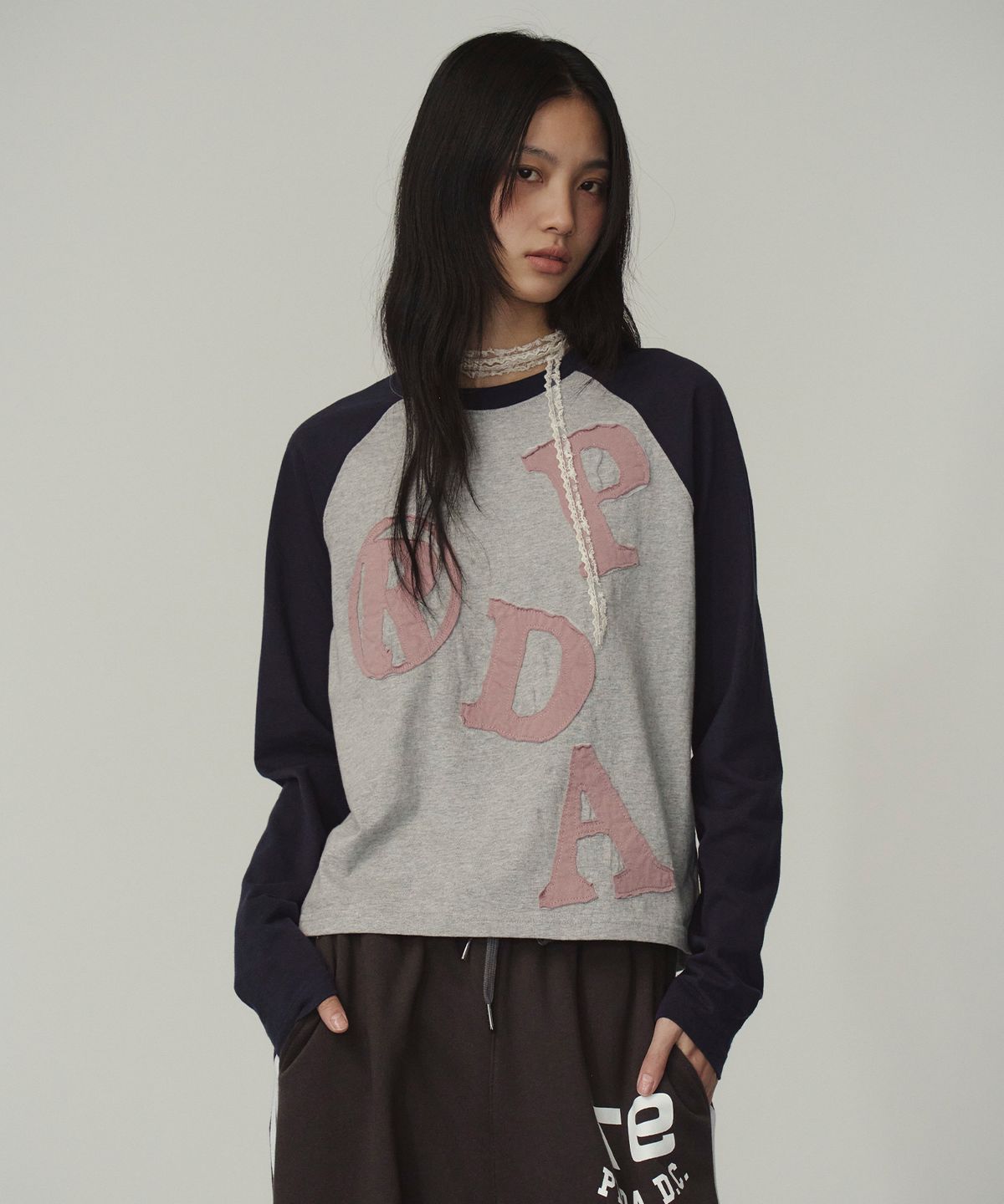 프렌다(PRENDA) PRDA BIG PATCH RAGLAN LONG SLEEVE GRAY
