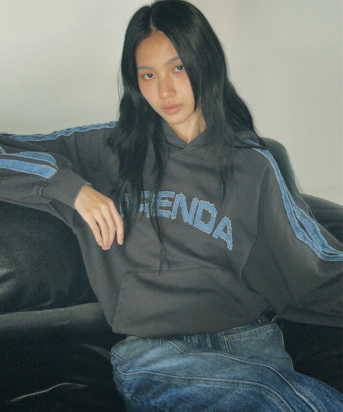 프렌다(PRENDA) TWILL CUT-OFF RAGLAN HOODIE DARK CHARCOAL