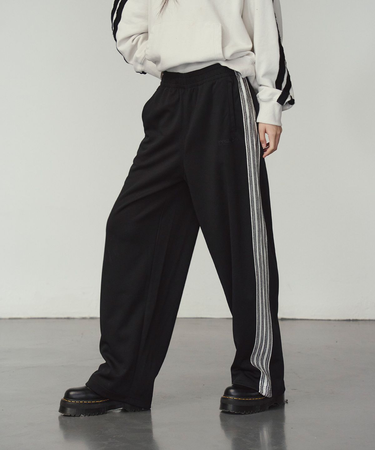 프렌다(PRENDA) KNIT JACQUARD TAPE TRACK PANTS BLACK