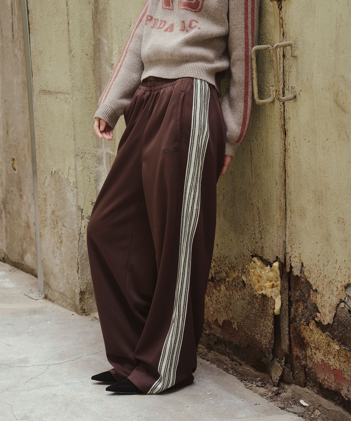 프렌다(PRENDA) KNIT JACQUARD TAPE TRACK PANTS BROWN