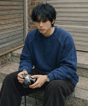 헤비 웨이트 피그먼트 나그랑 뒷절개 오버핏 맨투맨 블루