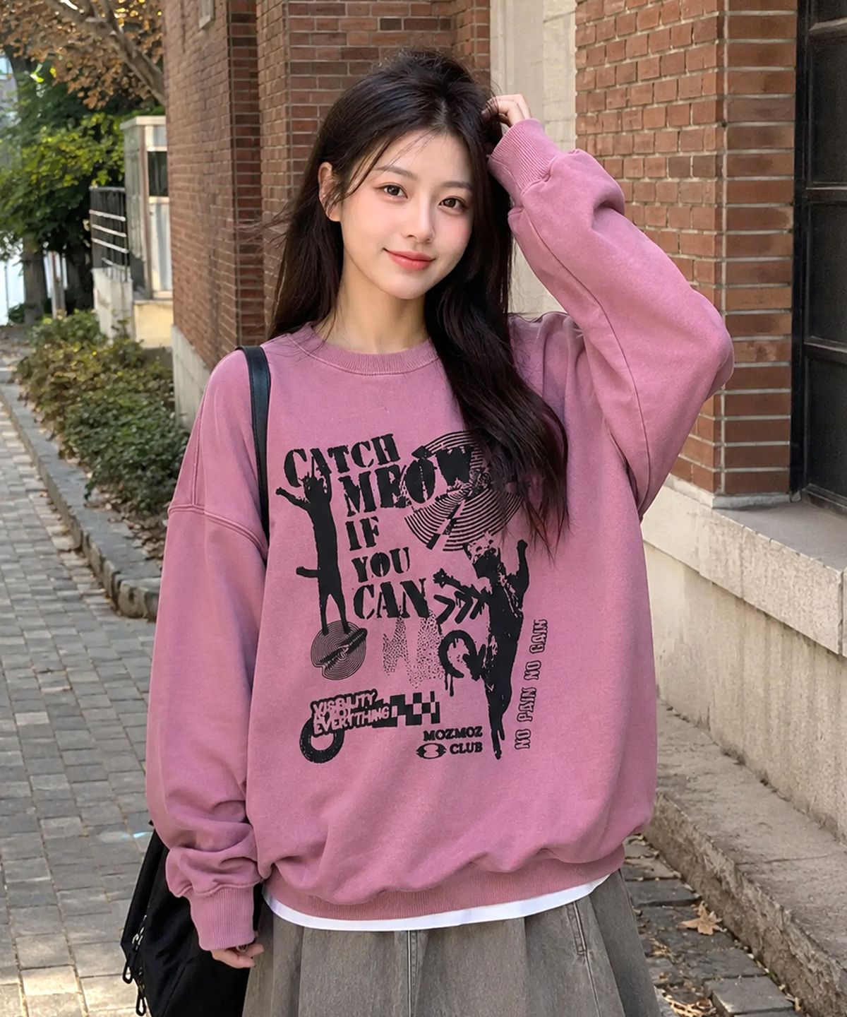 모즈모즈(MOZMOZ) 테리 기모 피그먼트 댄싱캣 오버핏 맨투맨 핑크