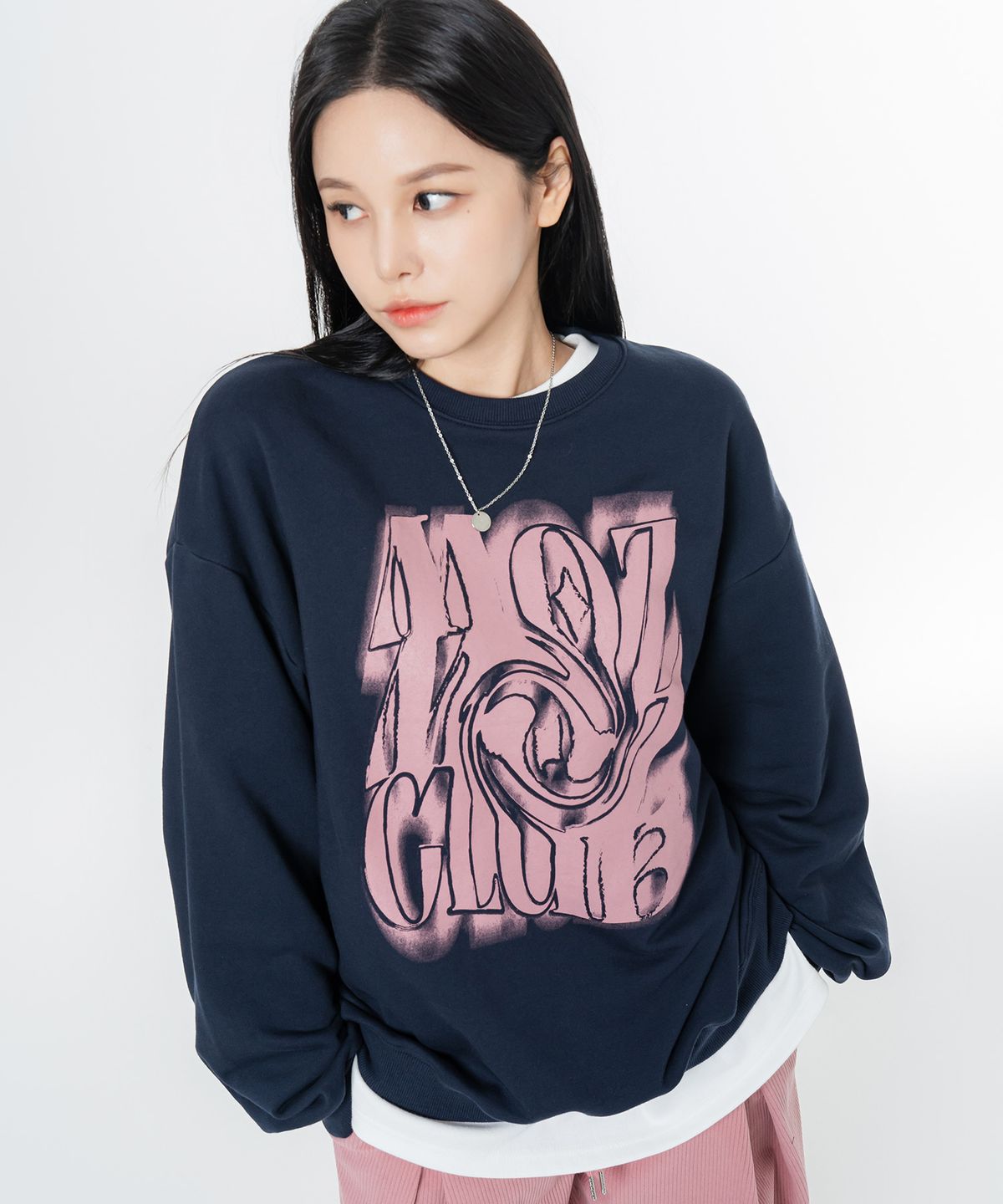 모즈모즈(MOZMOZ) 소프트 쭈리 카오스 오버핏 맨투맨 네이비