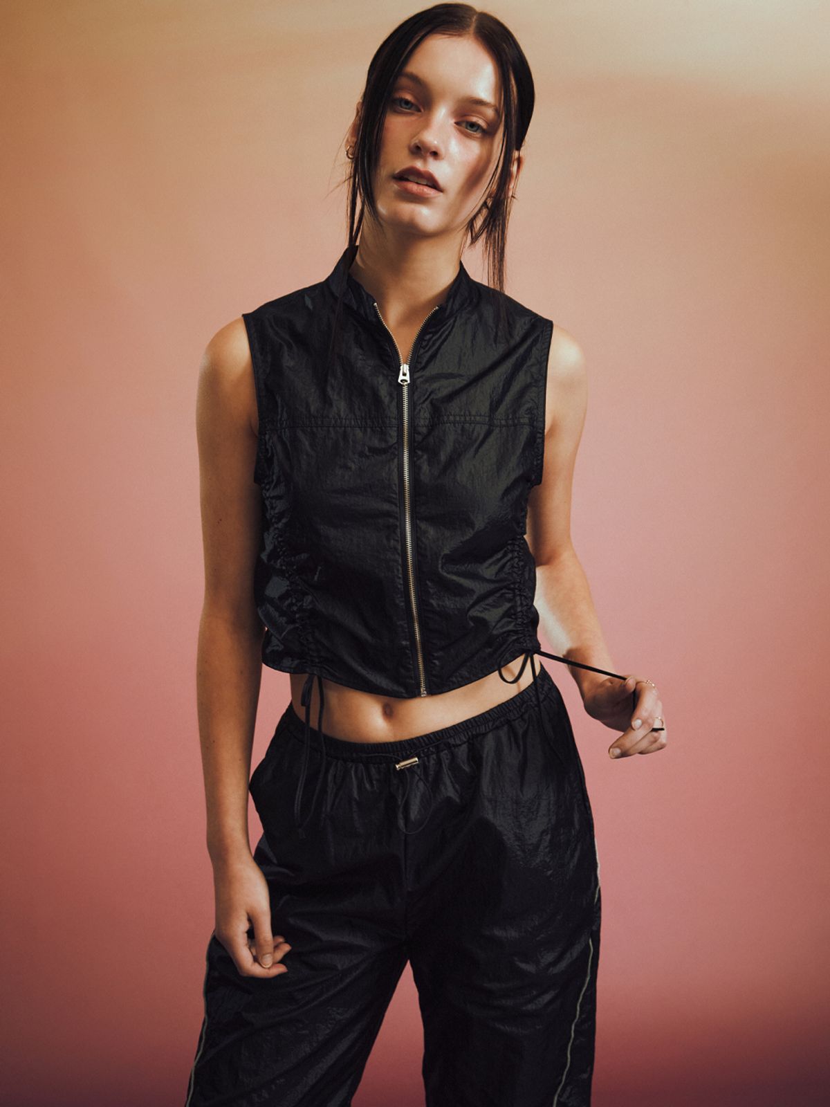 르네즈미아(RENNESMIA) 스트링 디테일 나일론 집업 탑 _ 블랙