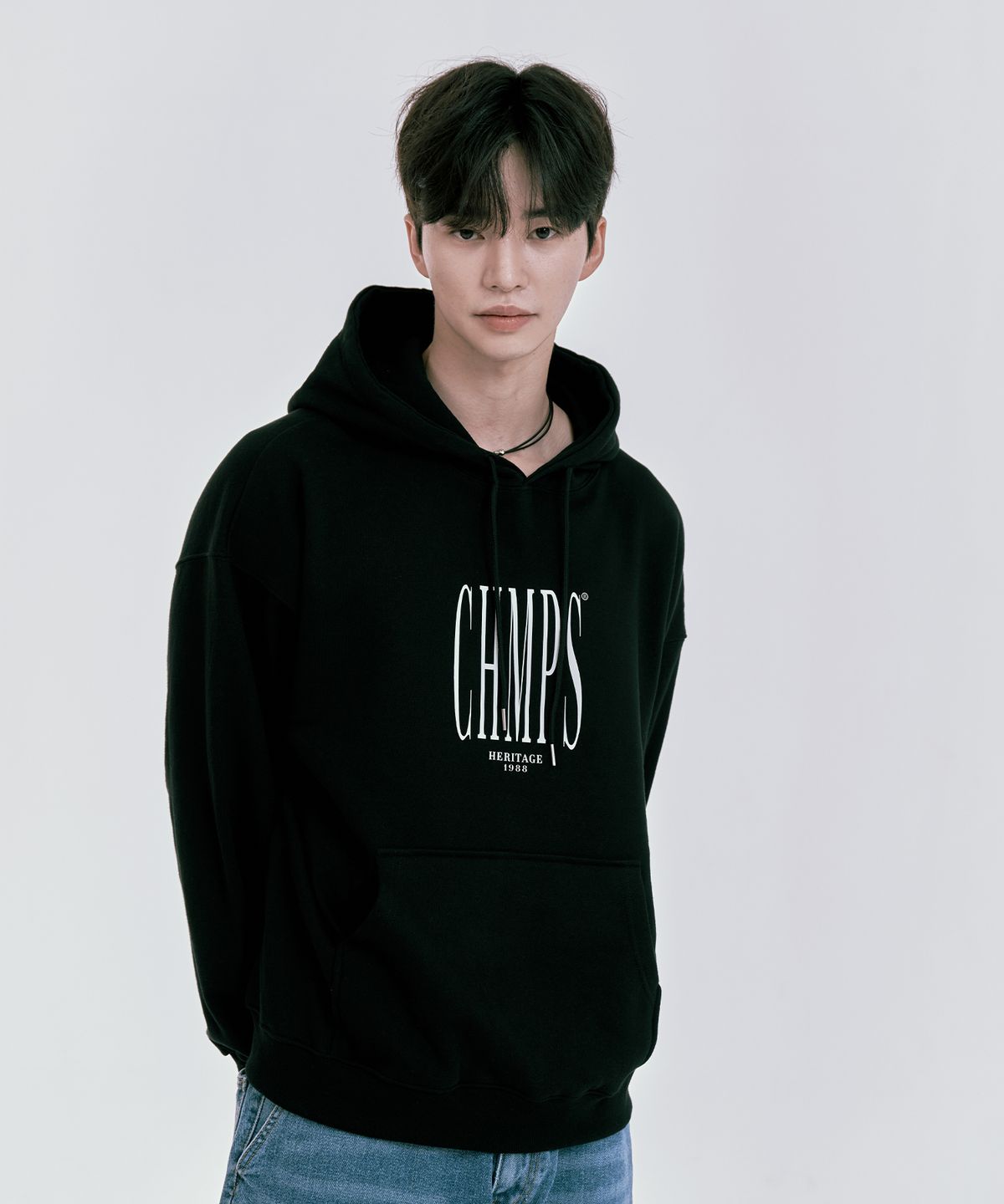 본챔스(BORN CHAMPS) CHMPS 헤리티지 로고 기모 후드 티셔츠 B24FT04BK