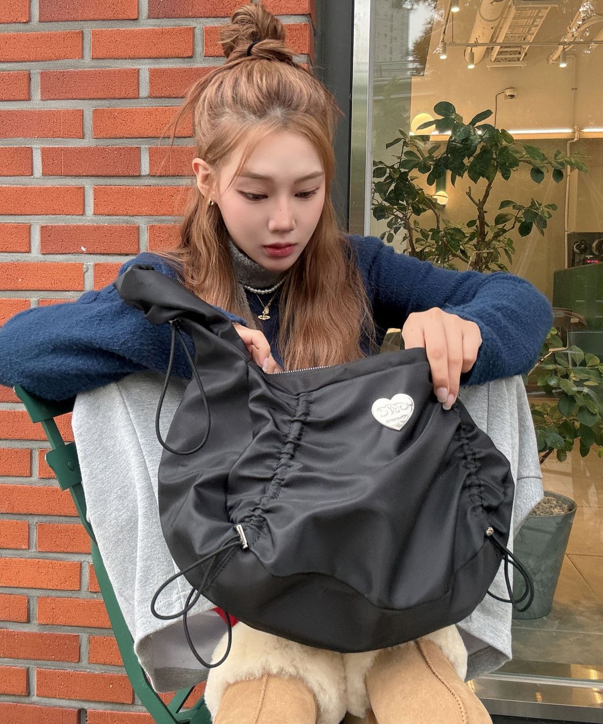 본챔스(BORN CHAMPS) 셔링 핸들 맥시 숄더백 B24FA02BK