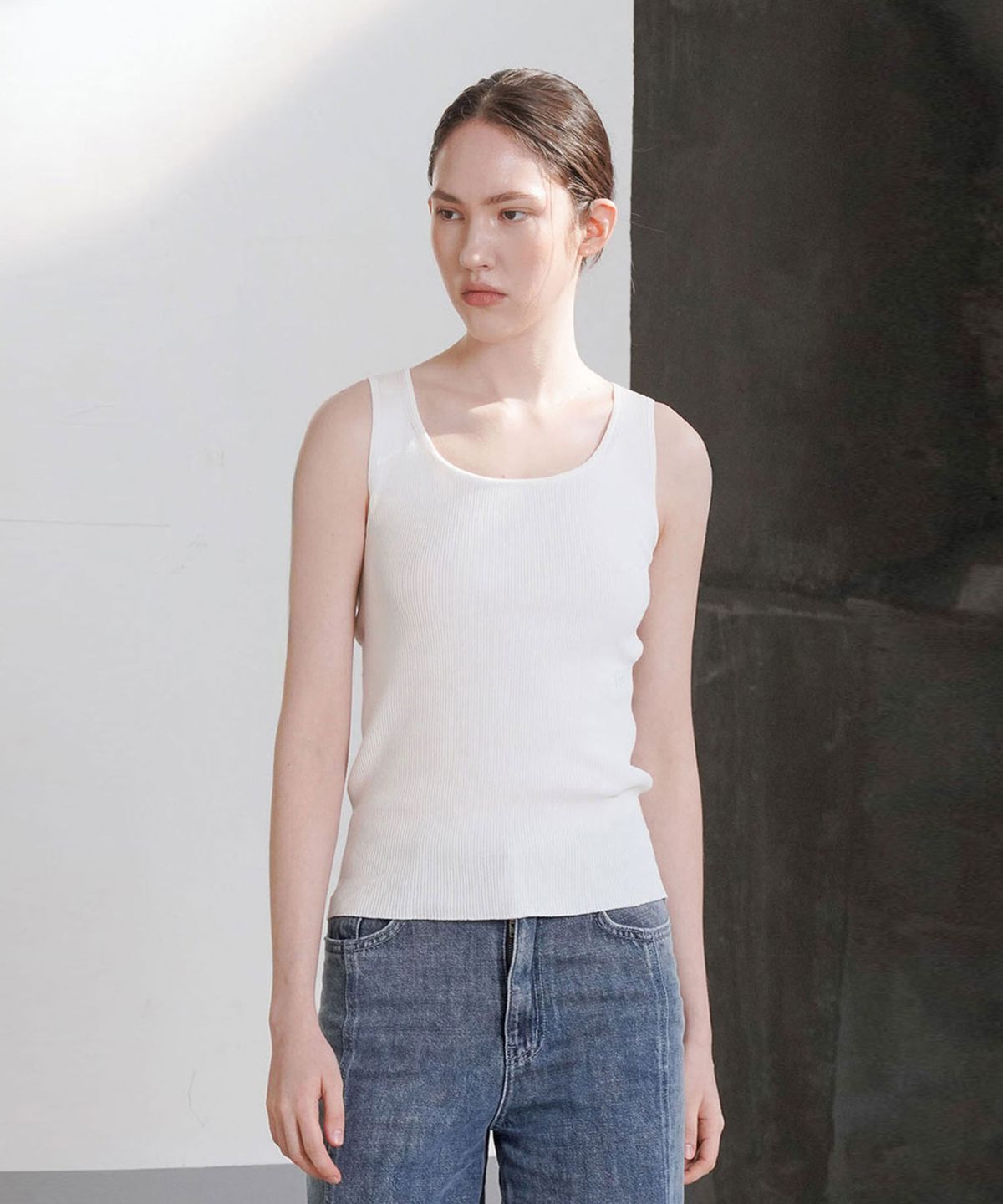 씨커슨(CKUSUN) EMBROIDERY SLEEVELESS KNIT TOP_WHITE