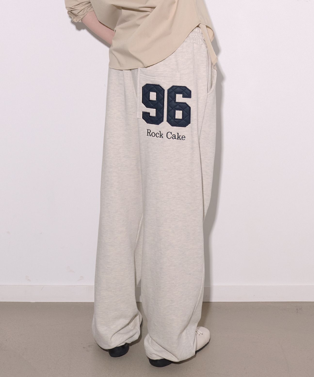 パンツ ROCKCAKE 96 Applique 2way Jogger 5BSH062 MUSINSA | ROCKCAKE 96 Applique 2way Jogger - Oatmeal