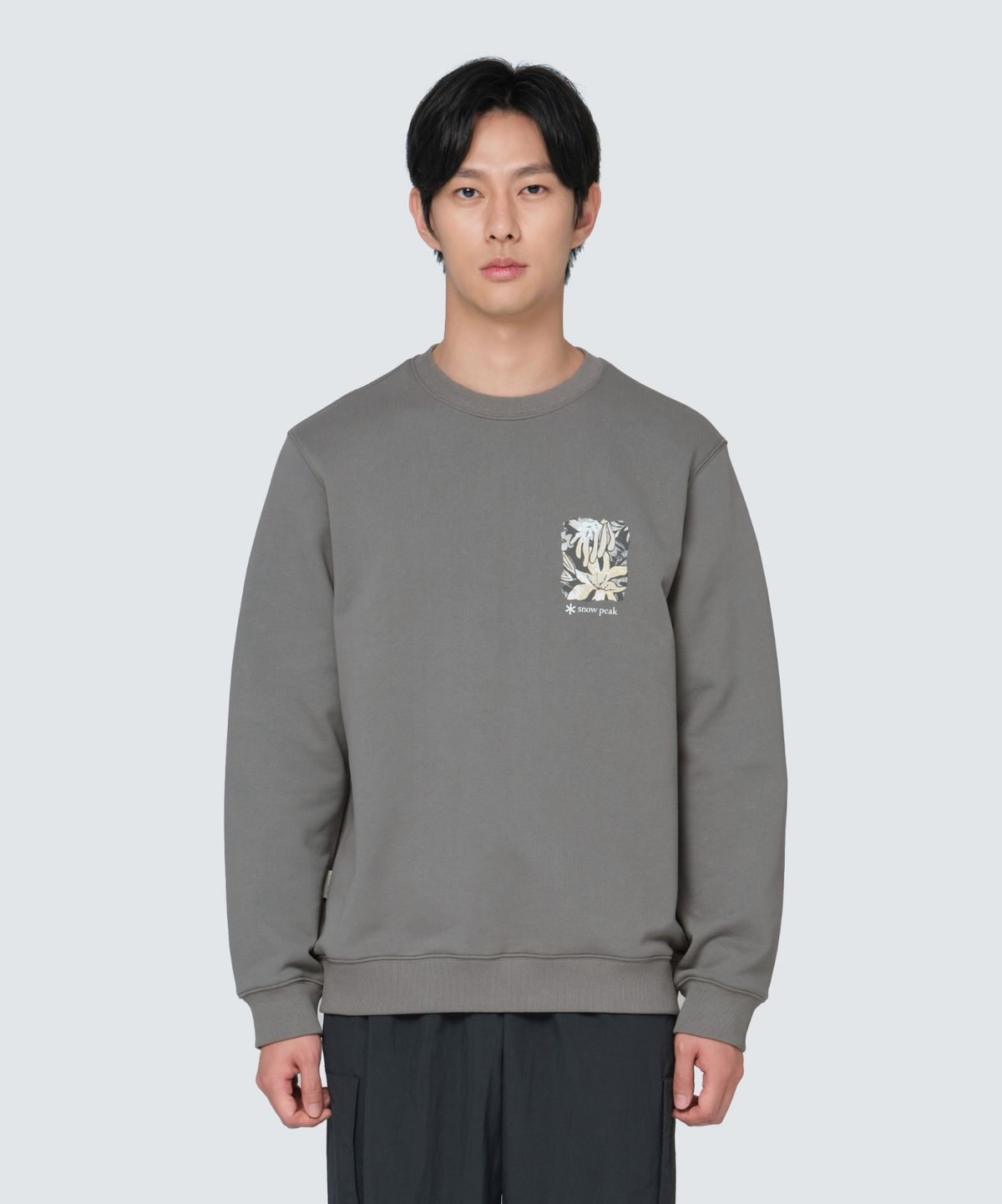 스노우피크 어패럴(SNOWPEAK APPAREL) 트로피컬 그래픽 맨투맨 (S24FUFHT64) Dark Gray