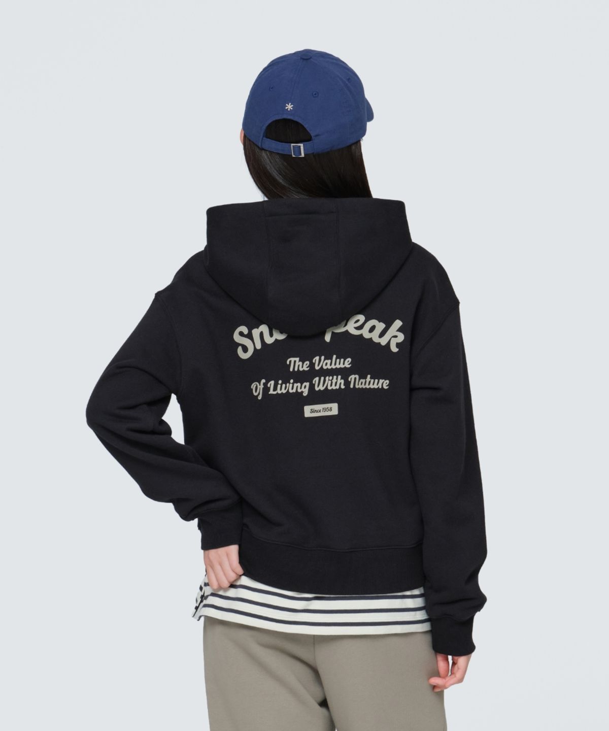 스노우피크 어패럴(SNOWPEAK APPAREL) 여성 레터링 세미 크롭 후드 티셔츠 (S24FWFHD63) Black