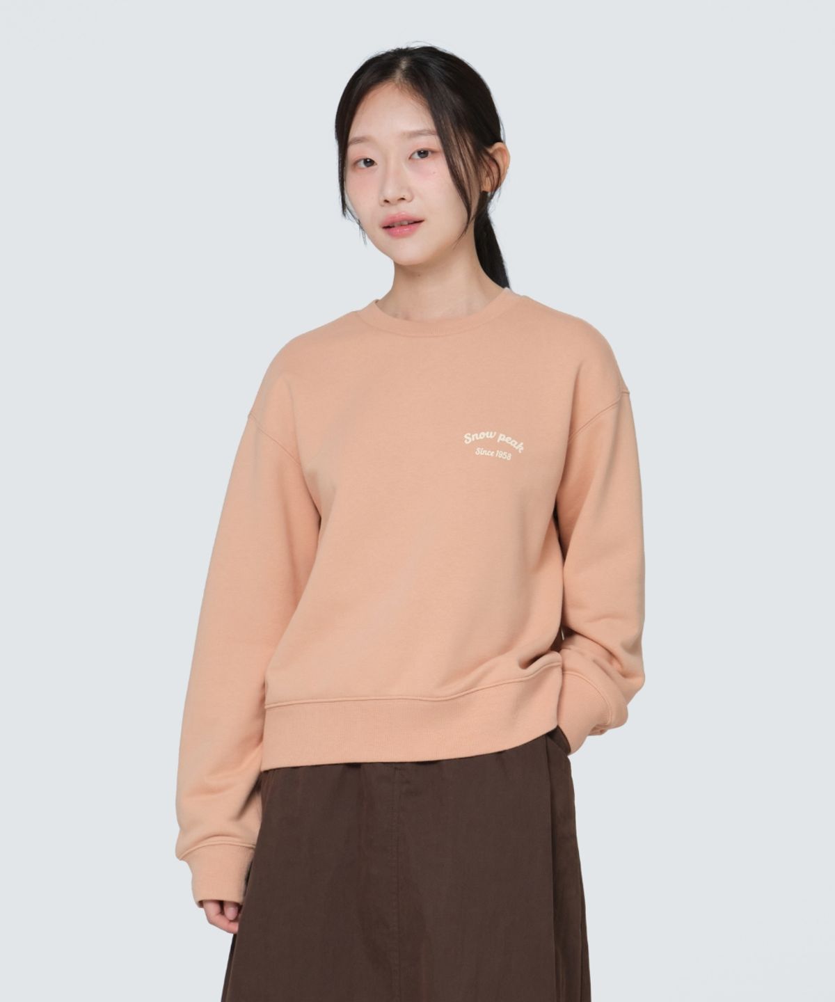 스노우피크 어패럴(SNOWPEAK APPAREL) 여성 레터링 세미 크롭 맨투맨 (S24FWFHT63) Peach